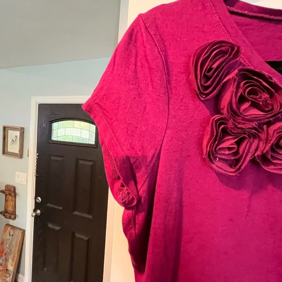 ~Ann Taylor~ Chic Pink Top with Floral Detail - Picture 3 of 6